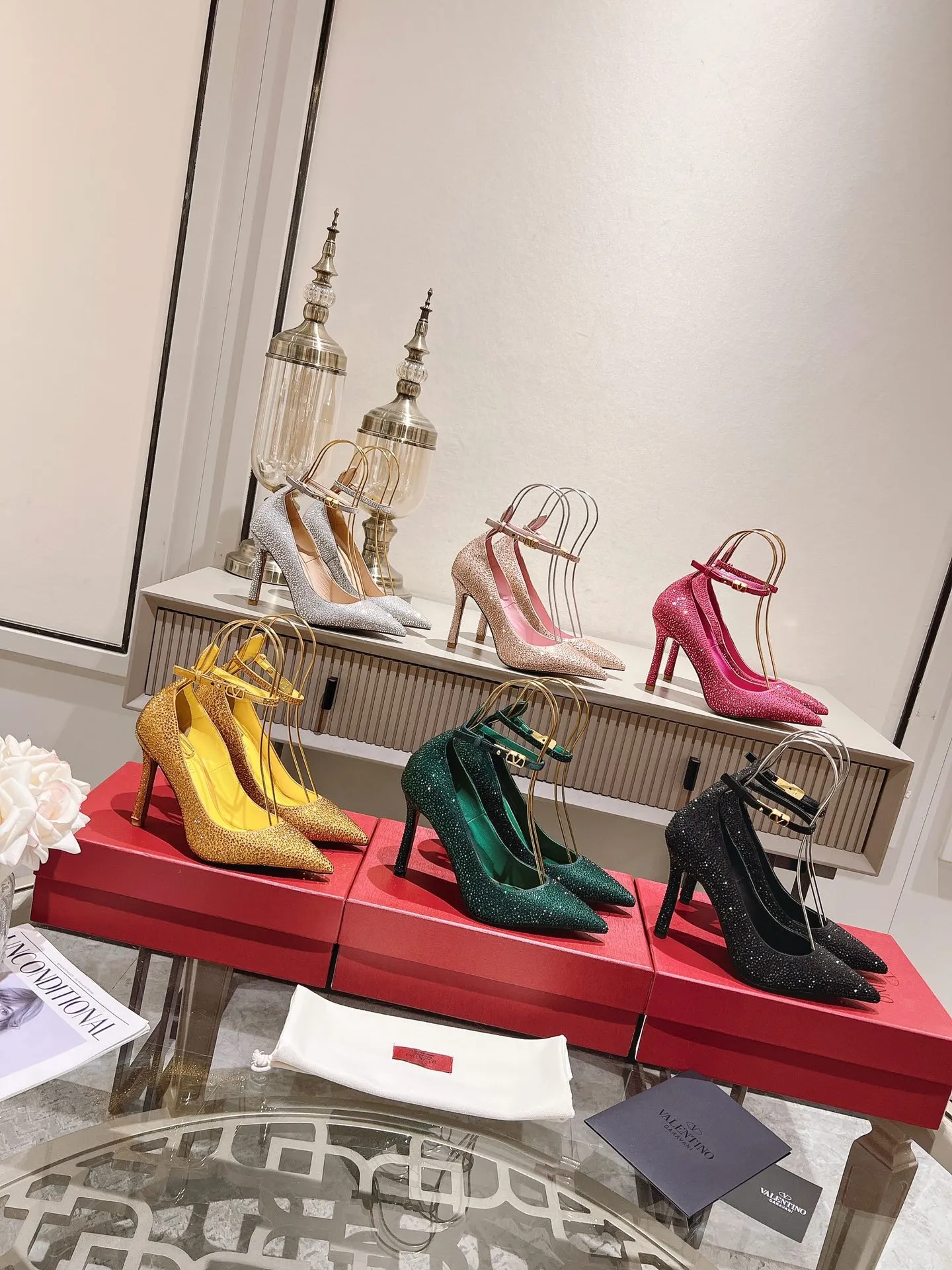 👟👟Ex-factory price 500👟👟 Genuine leather sole +40 Top version 𝑉𝐴𝐿𝐸𝑁𝑇𝐼𝑁𝑂 Valentino new spring and summer women's 6⃣️color "Czech Diamond💎" full diamond shoes The unique [V’s handcrafted diamond production] brings out a full sense of high-end, and the new season will live up to expectations! Worth buying★Absolutely high-grade❥Original method, Absolutely sensual❥Elegant style, creating a different feeling, simple and elegant style!  Code number: 35-41 (34-42 customized, non-returnable) Lining: Sheepskin lining Heel height: 10cm Leather outsole Rubber outsole